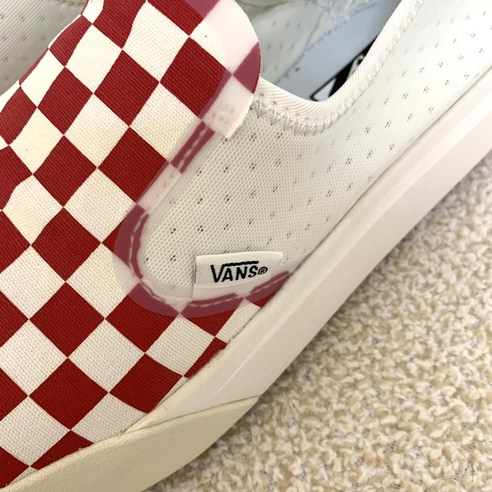 발끝에 포인트를 더해 줄 반스 컴퍼쿠시원 체커보드 스니커즈, 스타일과 편안함을 동시에!