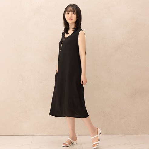 피부에 부담 없이 착용하는 시원한 여름 원피스