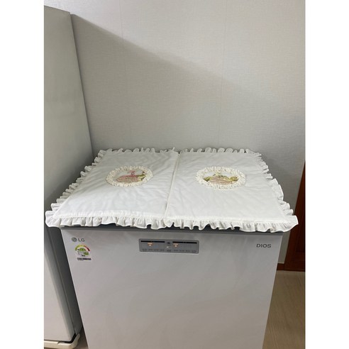 맞춤형 김치냉장고 커버는 맞춤 제작되어 냉장고를 먼지와 얼룩으로부터 보호하며 주방에 매력적인 터치를 더합니다.