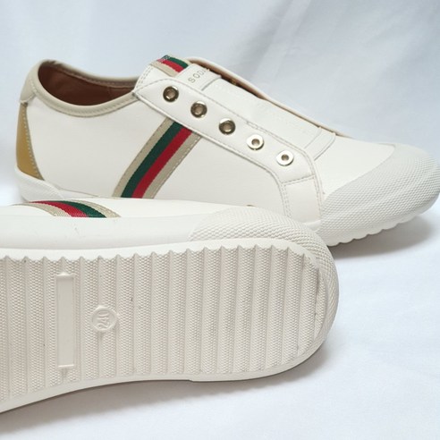 편안함과 스타일을 동시에, 소다 삼색 밴드 스니커즈로 완성하는 데일리룩