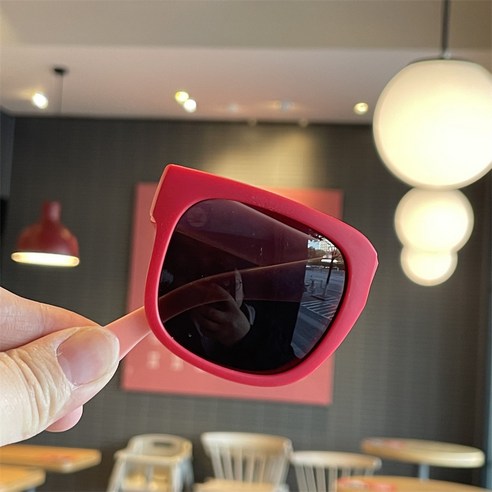 어린이의 눈을 보호하는 세련되고 편안하며 내구성 있는 블루디 키즈 선글라스