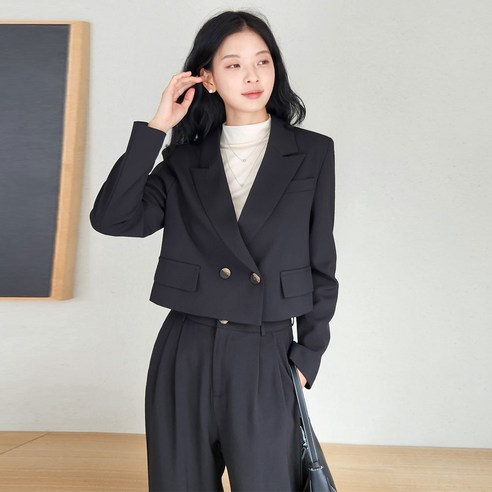다목적성과 품질을 겸비한 스타일리시한 숏자켓 셋업 수트
