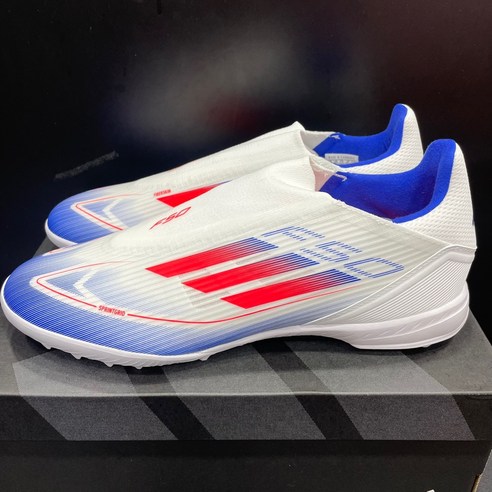 최상의 퍼포먼스를 위한 아디다스 풋살화