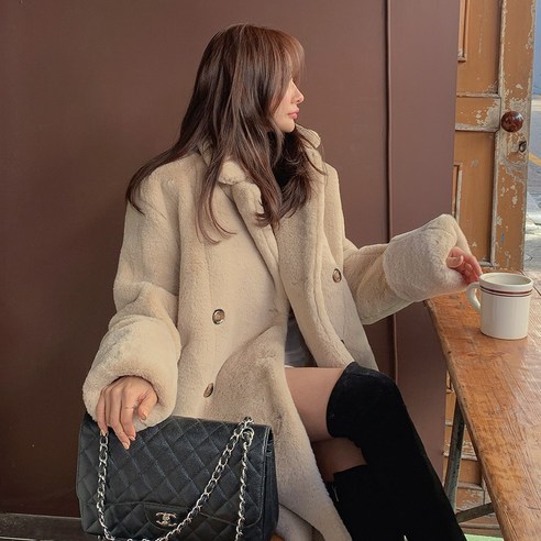 롱한 기장감과 부드러운 터치감을 가진 떳다그녀 크리슈 밍크퍼 오버 롱 코트