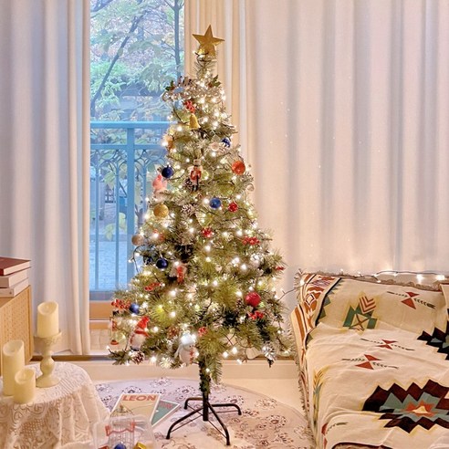 집에 크리스마스 마법을 가져오는 반짝이는 솔잎나무 트리