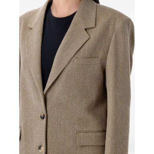 클래식한 디자인과 친환경 소재의 조화, 골든구스 헤링본 블레이저로 완성하는 겨울 스타일