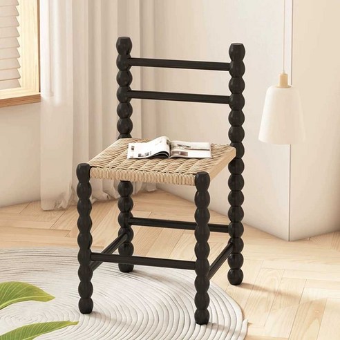 감각적인 공간을 완성하는 라탄 식탁 의자: 레트로 블랙의 매력 라탄블랙식탁의자