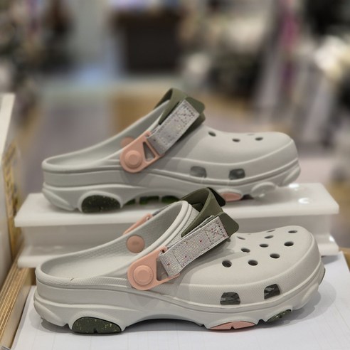 여름철 편안함과 스타일을 책임지는 크록스 클래식 올터레인 클로그