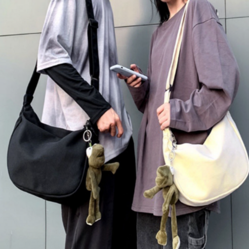 가성비와 스타일을 모두 갖춘 스마트한 미니 크로스백