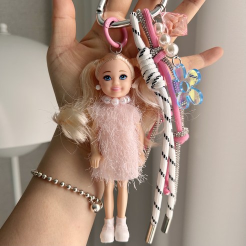 바비인형 키링으로 평범한 가방에 나만의 개성을 더하다!
