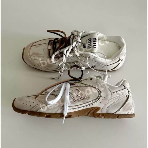 미우미우 X 뉴발란스, 꿈결같은 콜라보의 완성: 신발끈 하나로 되살아나는 당신의 스니커즈 미우미우뉴발란스