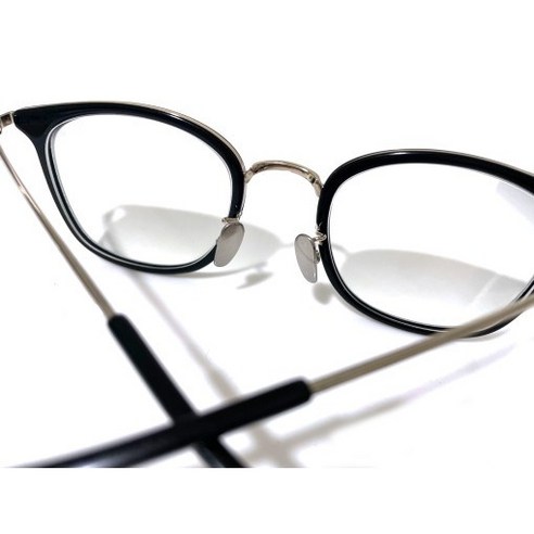 티타늄 코패드로 편안하고 스타일리시한 안경 착용 경험을 만끽하세요.