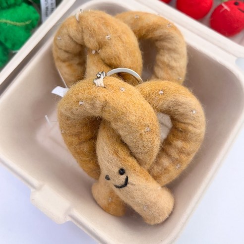 야채과일키링 양모펠트 열쇠고리 가방꾸미기템 가성비선물템 백참 키홀더, 프레첼, 1개