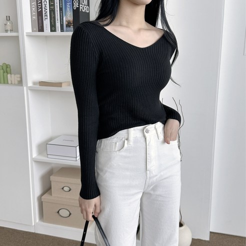 세련된 디자인과 편안한 착용감으로 여성들의 다양한 코디네이션을 완성하는 리빙초이스 브이넥 골지 긴팔 니트