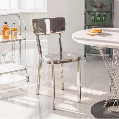 모던한 공간을 완성하는 메탈 식탁 의자