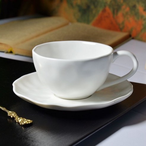 【커피잔】유럽 스타일 세라믹 커피 컵 화이트 커피 컵과 접시 간단한 유럽 커피 컵 향기로운 차 홍차 컵 및 접시 결함, 화이트 (두 컵과 두 접시)