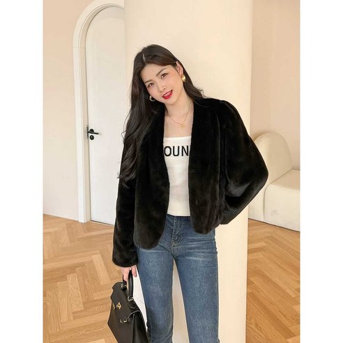 고급 소재로 제작된 무스탕코트