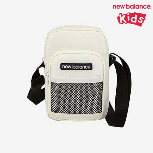 세련된 디자인과 실용성을 겸비한 뉴발란스 에센셜 크로스백