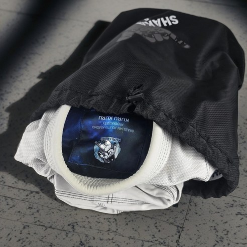 편리하고 내구성 있는 샤카 앤 하우짓 스포츠 스트링백팩으로 운동 필수품을 쉽고 편안하게 운반하세요.