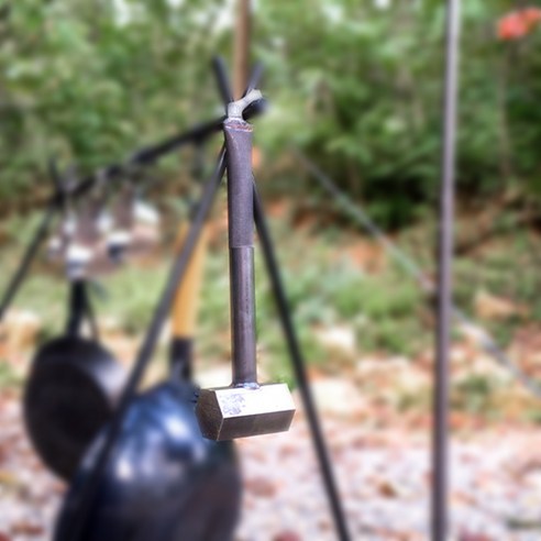 캠핑의 품격을 더하는 든든한 동반자, 한스 파운딩 해머 M 블랙