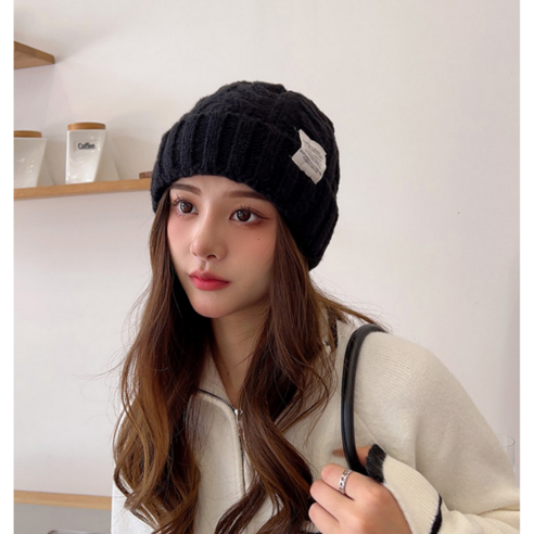 겨울의 추위를 세련되고 따뜻하게 견디는 B.LUZ 꽈배기 비니 모자