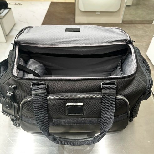 짐 걱정은 이제 그만! 투미 알파 브라보 보스턴백으로 떠나는 자유로운 일상