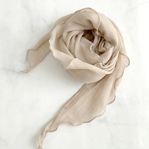 당신의 일상에 스며드는 부드러운 색감, 베이직코드 코튼 면 삼각 스카프 봄머플러