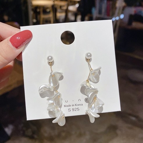 【구름】공장화물 실버 바늘 화이트 꽃 귀걸이 일본과 한국의 인터넷 연예인 과장된 귀걸이 진주 개인 귀걸이 여성 귀걸이