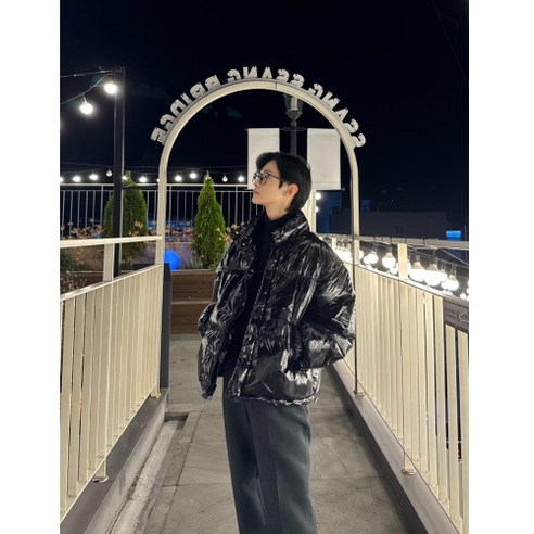 하이 글로시 유광 크롭 패딩은 남녀공용으로, 유니섹스 제품으로 아무나 착용할 수 있고 보온성이 뛰어난 패딩입니다.