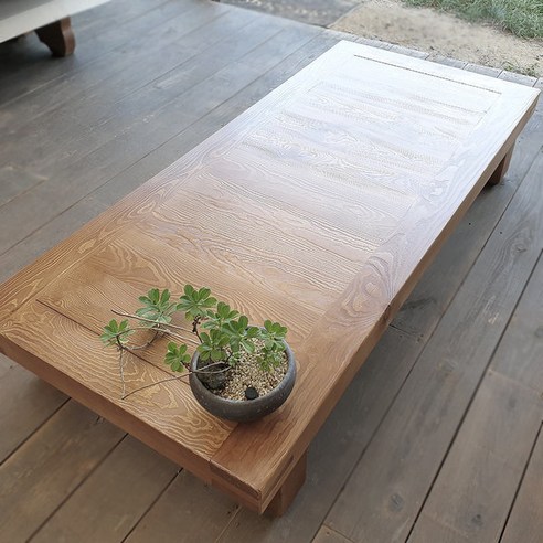 전통의 아름다움과 현대의 기능성을 갖춘 원목 좌탁