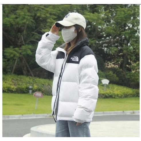 높은 보온성과 스타일리시한 디자인, 편안한 착용감을 갖춘 22FW 공용 숏 패딩 눕시 하이브리드 다운 볼 자켓
