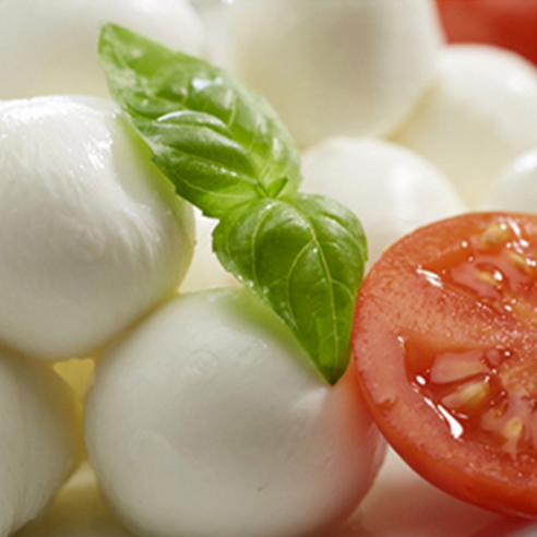 신선한 보코치니 치즈로 이탈리안 맛의 진수를 경험하세요