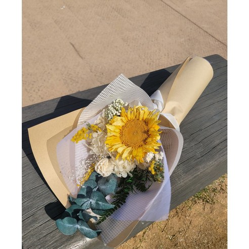 햇빛의 축복이 가득한 해바라기 보존화 축하꽃다발