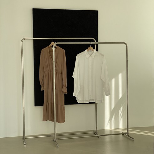 고급스러운 인테리어와 실용성을 겸비한 스탠드 행거