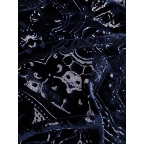 에트로 페이즐리 벨벳 스카프: 겨울 스타일의 품격을 더하다