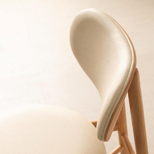 감각적인 공간을 완성하는 라움에스알 조이 원목 쿠션 식탁의자