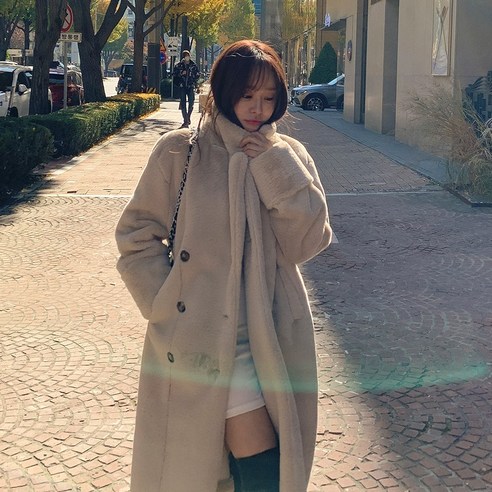 롱한 기장감과 부드러운 터치감을 가진 떳다그녀 크리슈 밍크퍼 오버 롱 코트