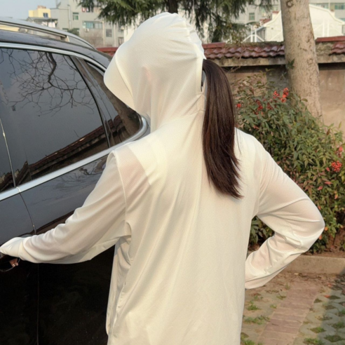 여름 햇살 아래 빛나는 자유, 체크트리 쿨링 후드집업으로 완성하는 스타일