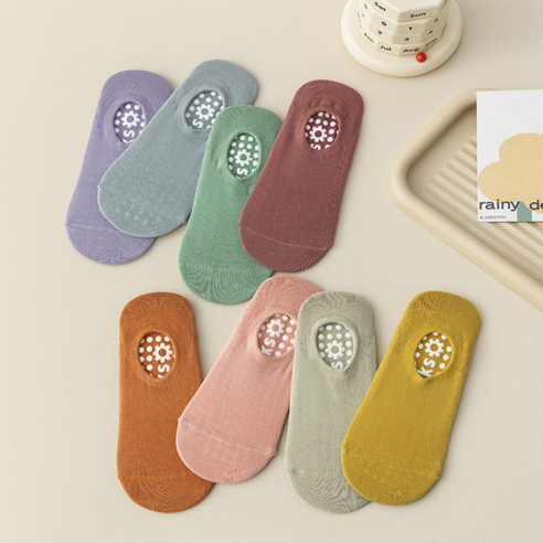 미끄럼 걱정 없이 안정적인 자세, COVERONE 요가 삭스로 완성하세요!