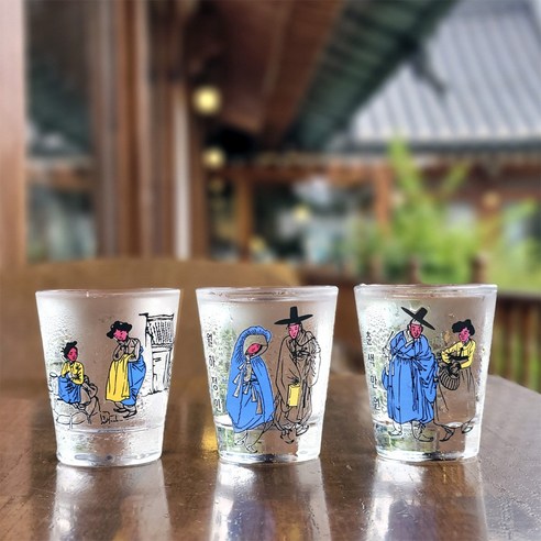 신윤복의 예술이 담긴 소주잔으로 소주 맛의 정점을 경험하세요