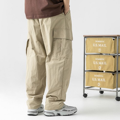 다양한 스타일에 어울리는 베이지계열 와이드카고팬츠