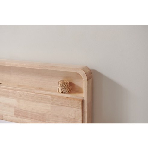 숙면을 선물하는 따뜻한 원목 침대