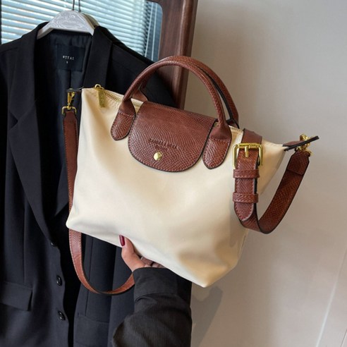 나일론 미니 크로스백: 우아함과 기능성의 완벽한 조화