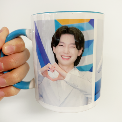 "내 책상 위 작은 영웅, 김용빈 머그컵 하나로 시작된 응원의 마법!" 김용빈굿즈 "내 책상 위 작은 영웅, 김용빈 머그컵 하나로 시작된 응원의 마법!" 김용빈굿즈