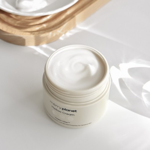 자연의 선물로 피부에 영양을 공급하는 메리플래닛 멜로우 비건 크림