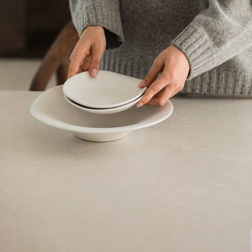 내추럴한 매력과 세련된 스타일을 가정에 더하는 라미에스 베른 월넛 호두나무 원목 포세린 세라믹식탁