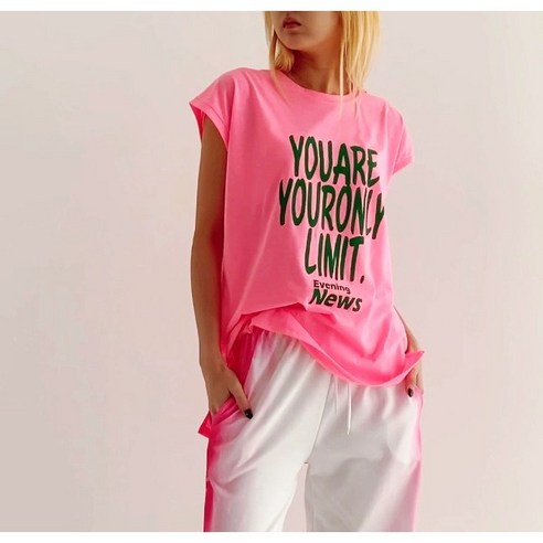 힙스터 감성 더하는 레이어드 롱캡 나시티, 자유로운 스타일 완성!