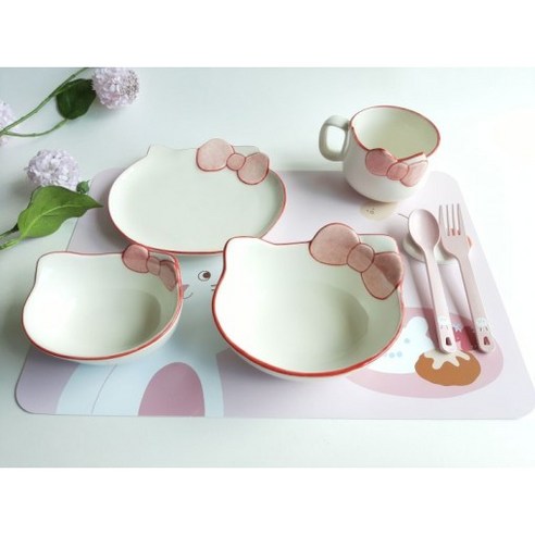 핑크 고양이와 함께하는 행복한 식사시간