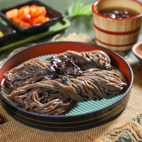 부산 남포동 18번완당집의 메밀소바는 73년의 전통과 역사를 자랑하며, 상품의 신선함과 안전성으로 맛있는 한 그릇을 선사합니다.