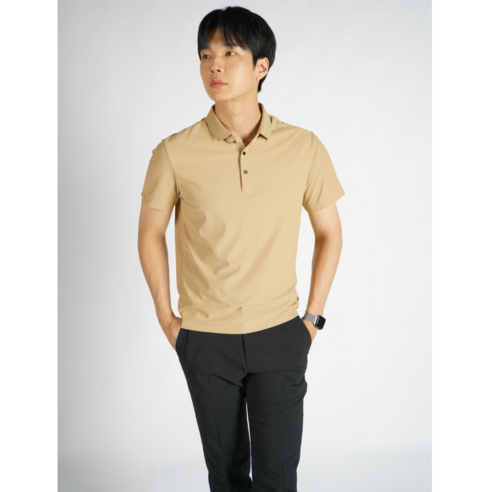 필드에서 뛰어난 모습을 보여주는 남성 골퍼를 위한 혁신적이고 편안한 골프웨어